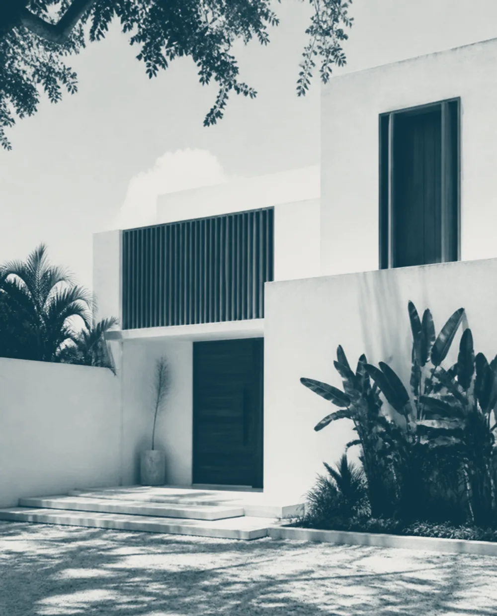 Fachada de una casa moderna con acentos de madera