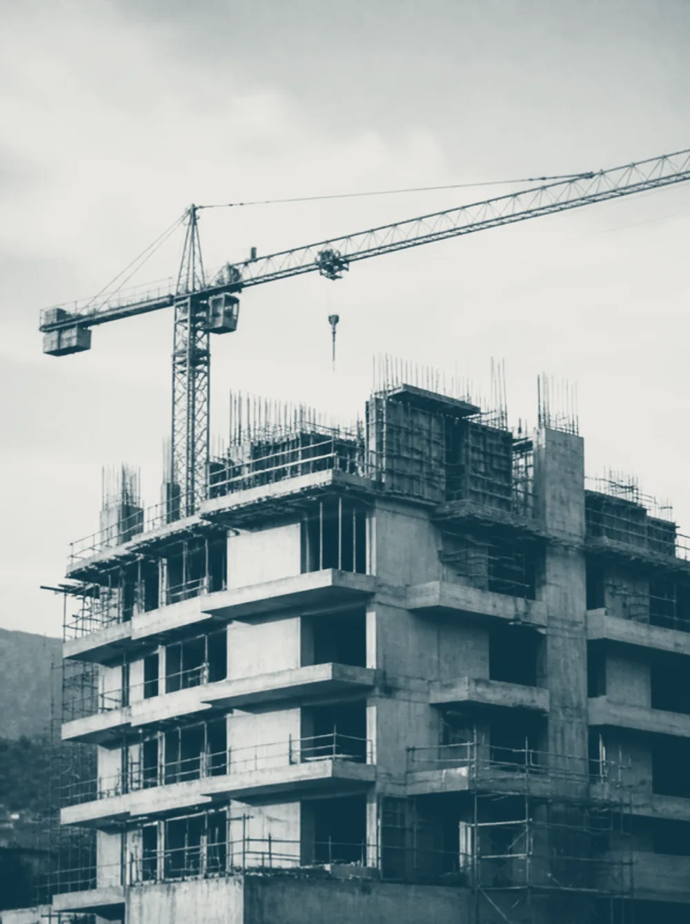 Edificio en construcción con grúa