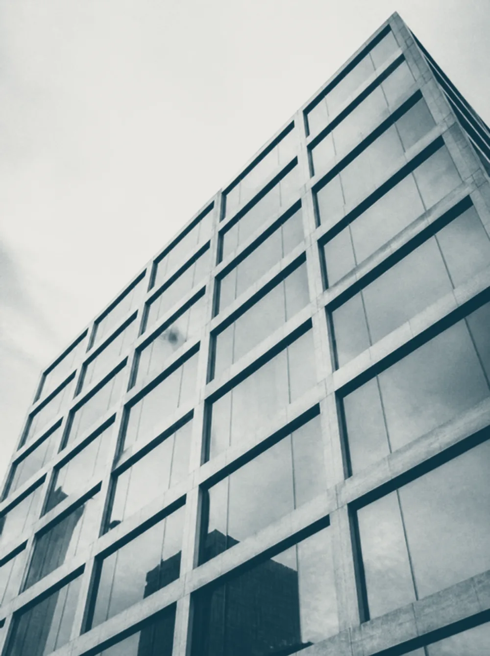 Fachada de un edificio de oficinas moderno